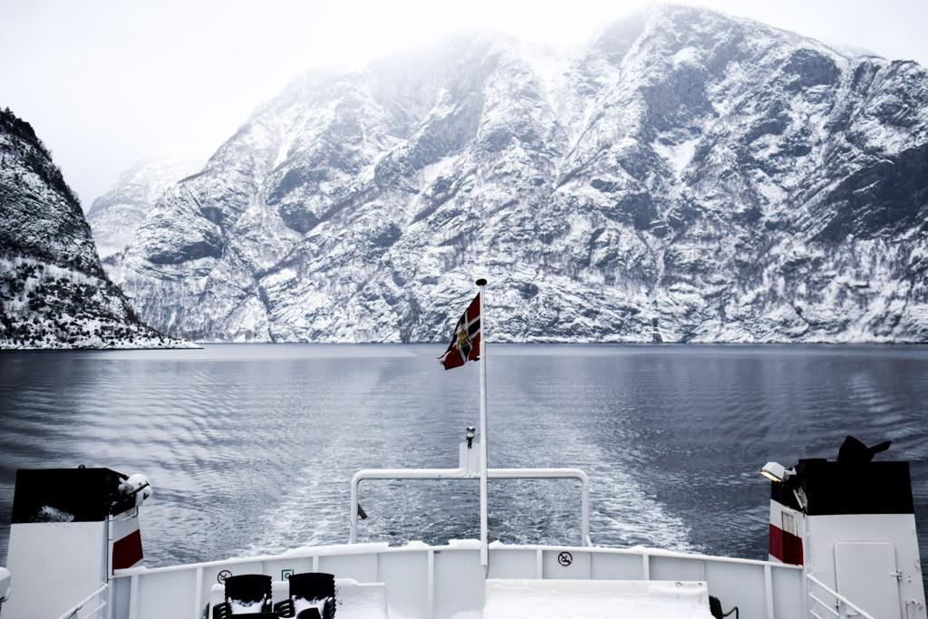 Après une bonne heure de navigation, notre bateau s’enfonce en direction de Flåm sur l’Aurlandsfjorden, autre branche du Sognefjorden, le plus long fjord d’Europe