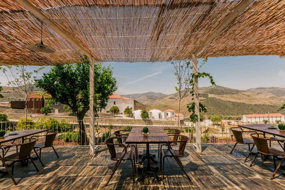 La terrasse du restaurant accueille hôtes et non-résidents le temps d’une pause locavore