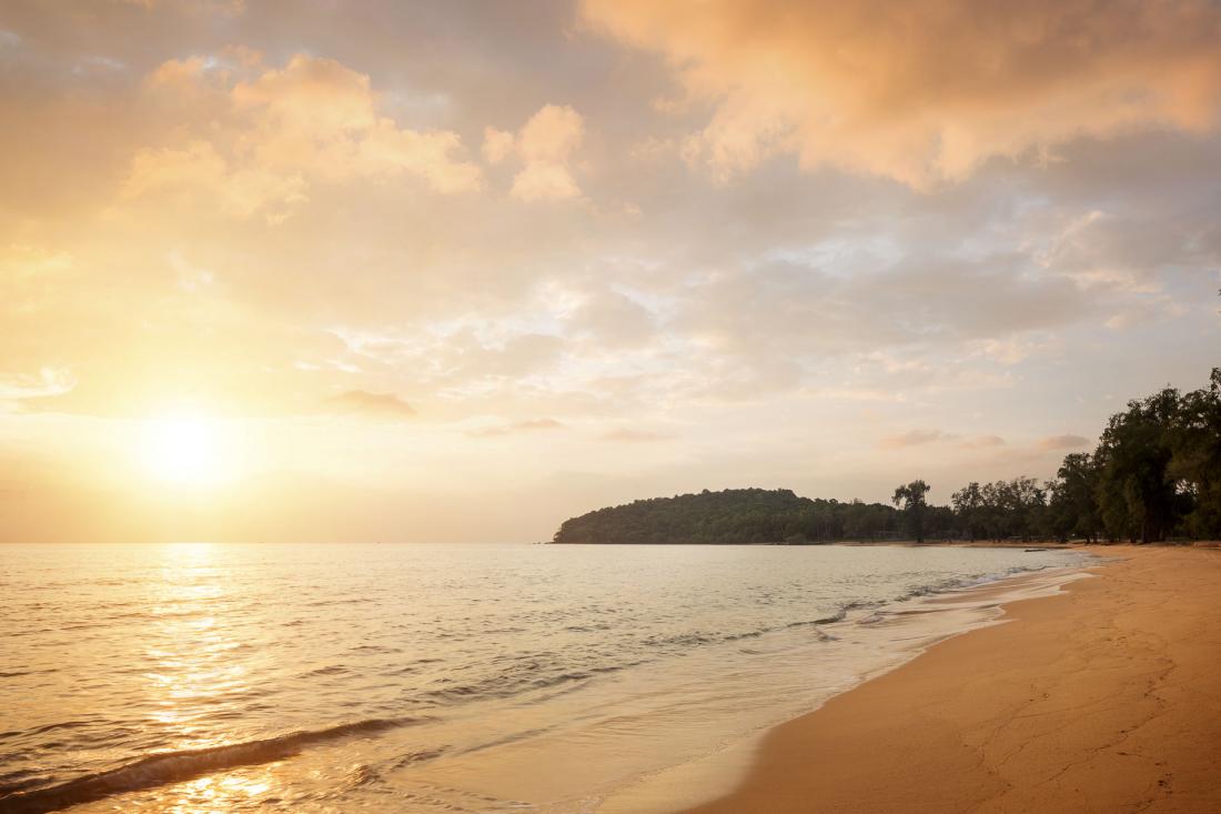 La plage de l’île, privée et longue de plus d’un kilomètre, est réputée pour être l’une des plus belles d’Asie