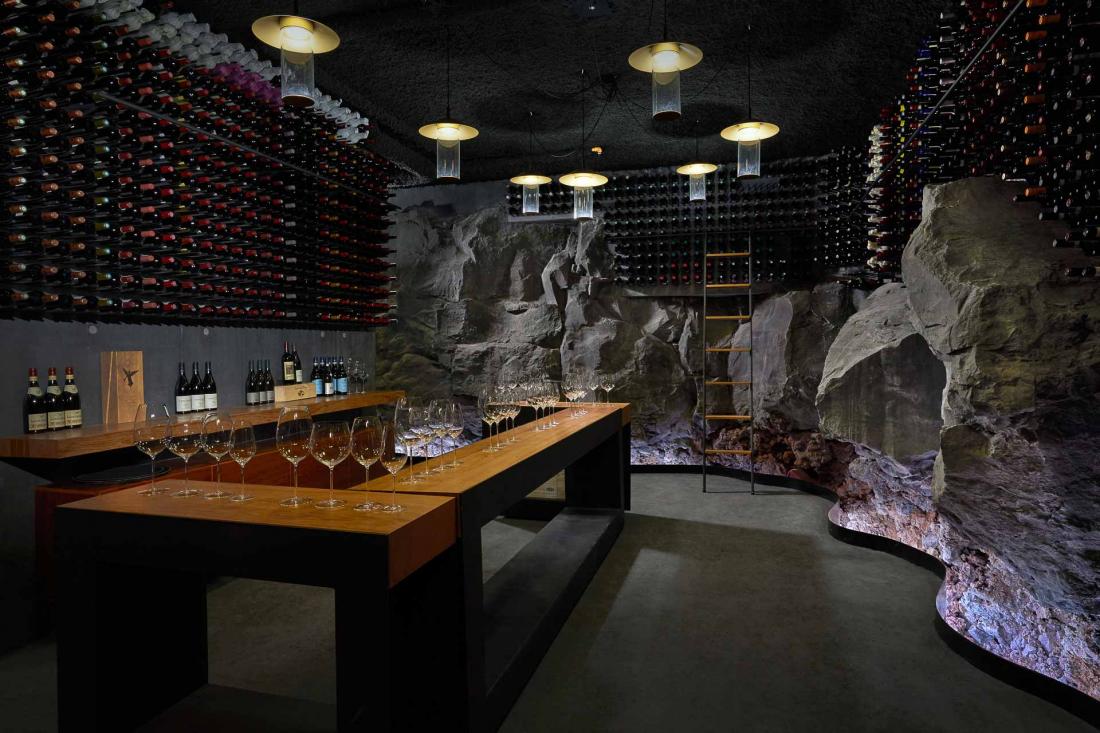 La cave à vin est creusée dans la lave brute et propose des bouteilles des meilleurs crus Européens et une sélection de vins du monde.