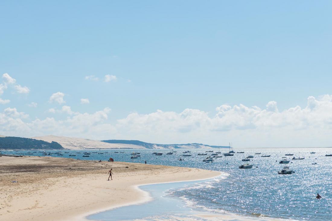 L’hôtel est situé en face du bassin d’Arcachon, à 1 minute à pied de la plage