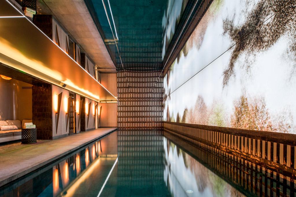 Au sein du spa La Colline, une piscine longue de 16 mètres