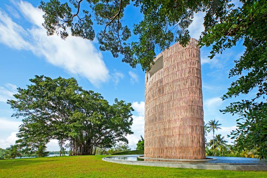 Une Water Tower, dans laquelle ont été aménagées trois suites, a également été imaginée pour récupérer et stocker les eaux de pluie