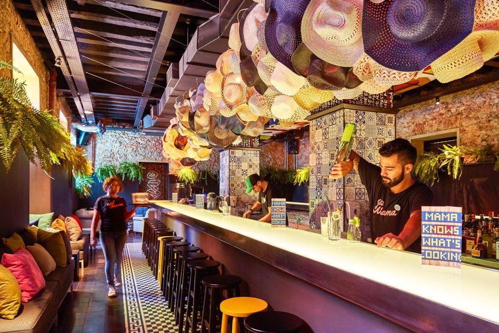 C’est ici que voyageurs internationaux et locaux sont invités à se rencontrer autour d’un verre