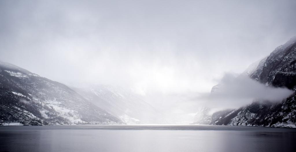 Dans le fond, en direction de Flåm, le ciel se lève...