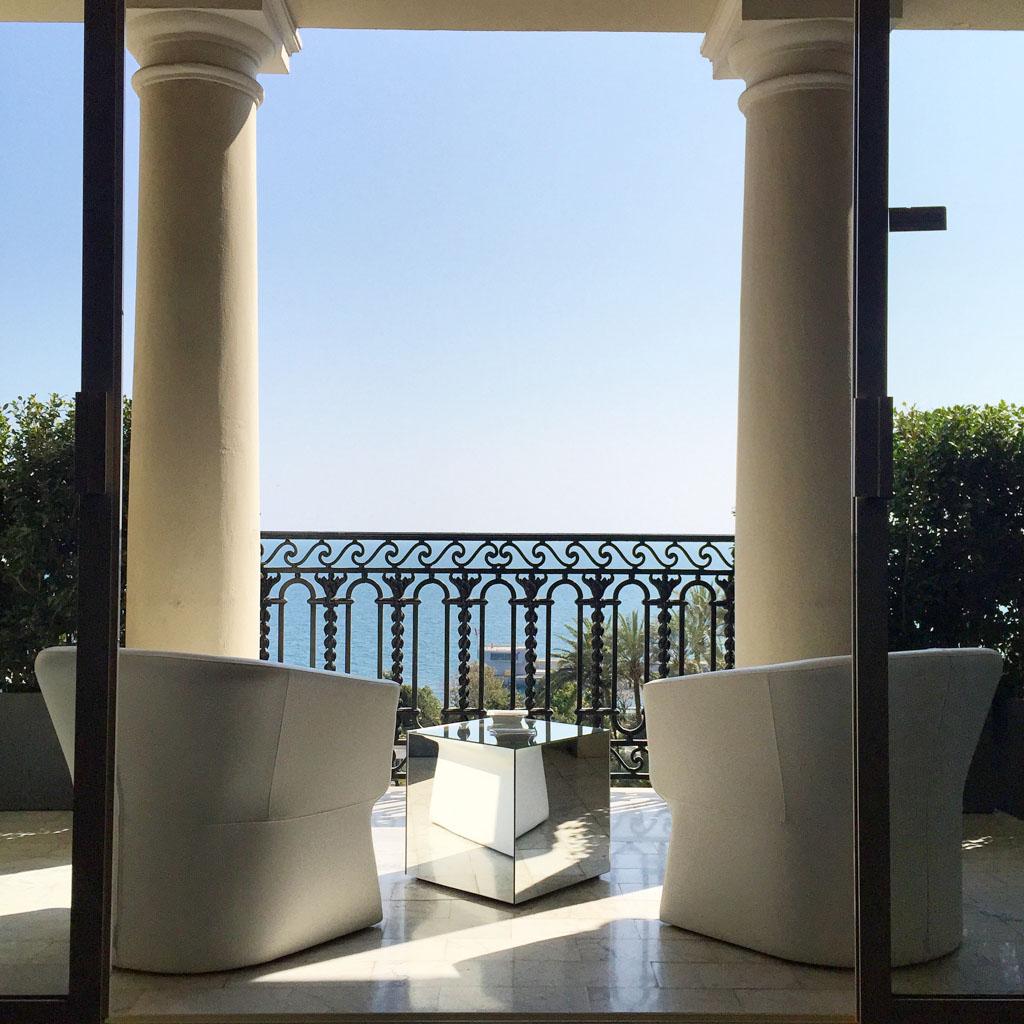 On peut ensuite aller profiter de la terrasse de la suite et de sa spectaculaire vue sur la mer...
