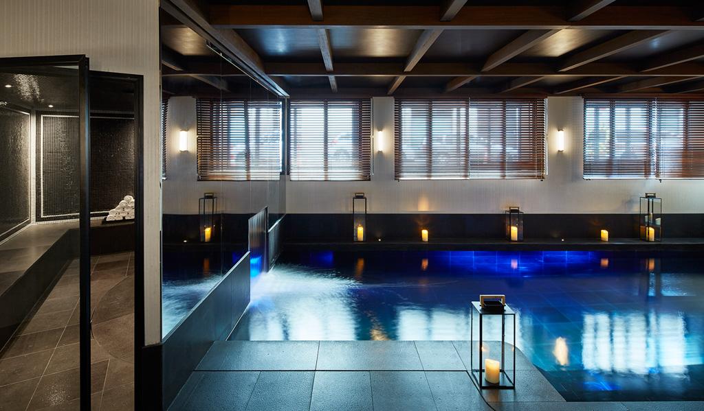La piscine, dont l’accès est réservé aux clients de l’hôtel, est éclairée par la lumière du jour