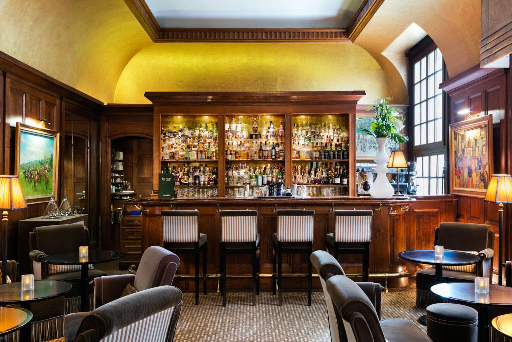 Le Bar du Normandy offre le décor idéal pour siroter un bon whiskey ou un cocktail dans un cadre intemporel