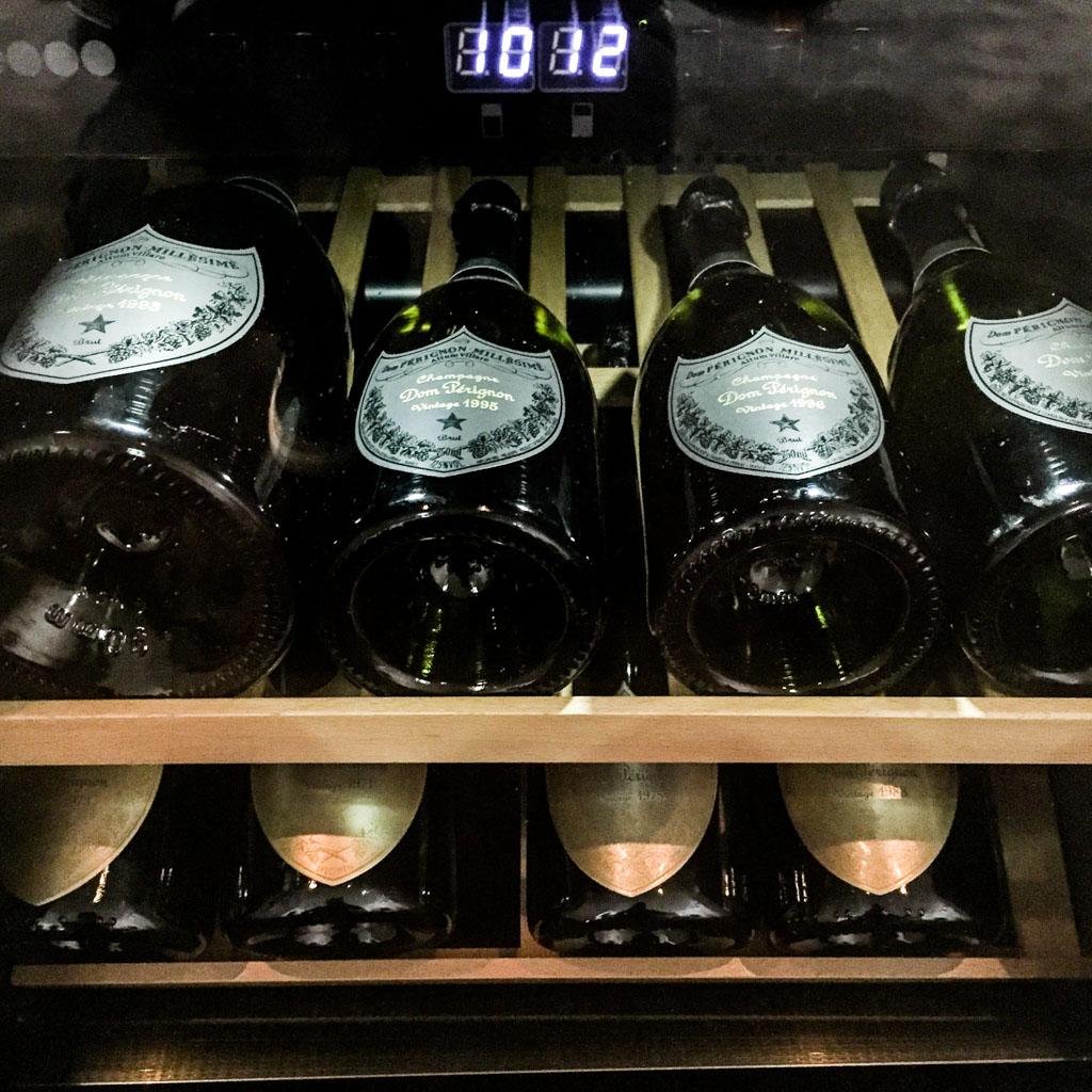 ... aller jeter un oeil à la cave remplie de bouteilles Dom Pérignon installée pour l’occasion dans la suite...
