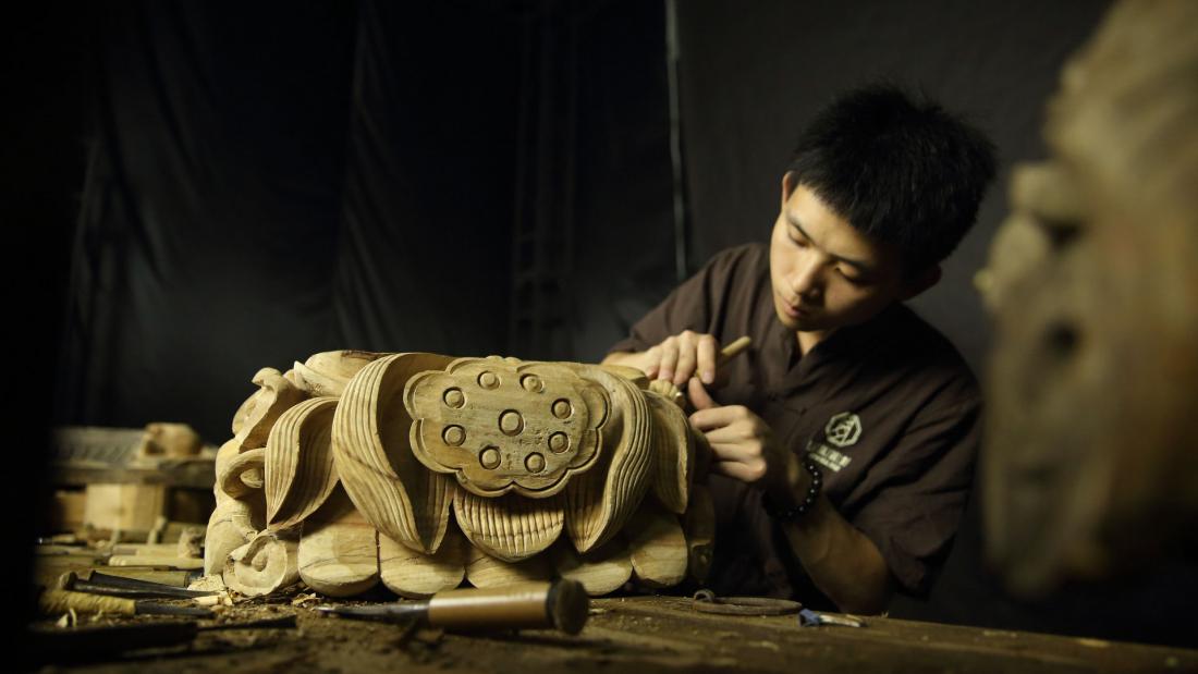 Une équipe de « sauveteurs », composée de botanistes, d’ingénieurs, d’architectes et de maîtres artisans, ont travaillé sur ce projet unique en Asie