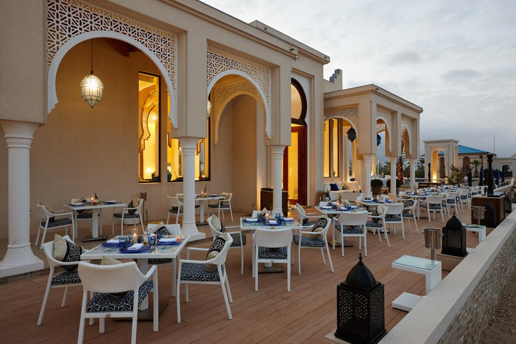 Le AZURA offre une cuisine essentiellement composée de grillades de poissons et fruits de mer, servis au bord de mer.