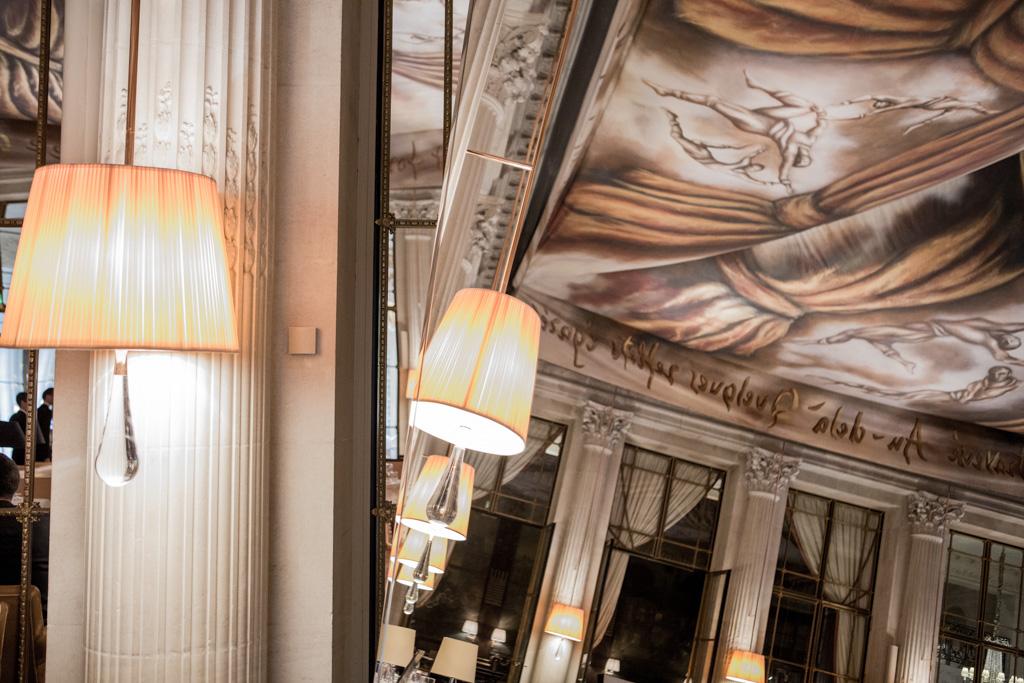 La grande draperie tendue au plafond qu’Ara Starck avait précédemment réalisée est désormais enrichie de textes énigmatiques