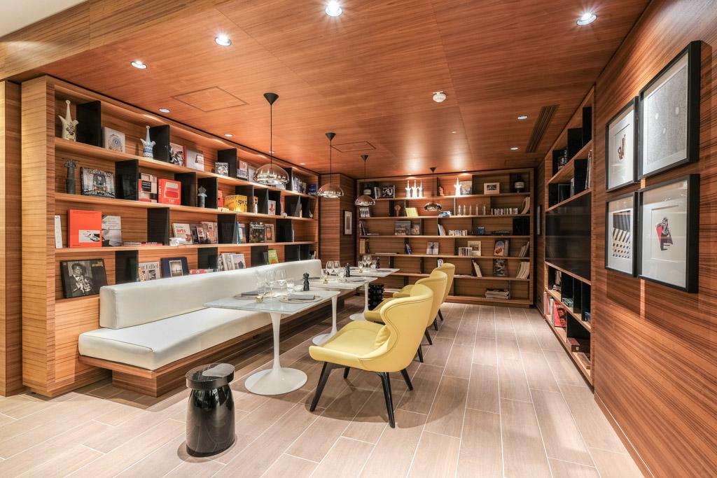 Le décor du restaurant joue lui aussi la carte d’un design chic, chaleureux et décontracté