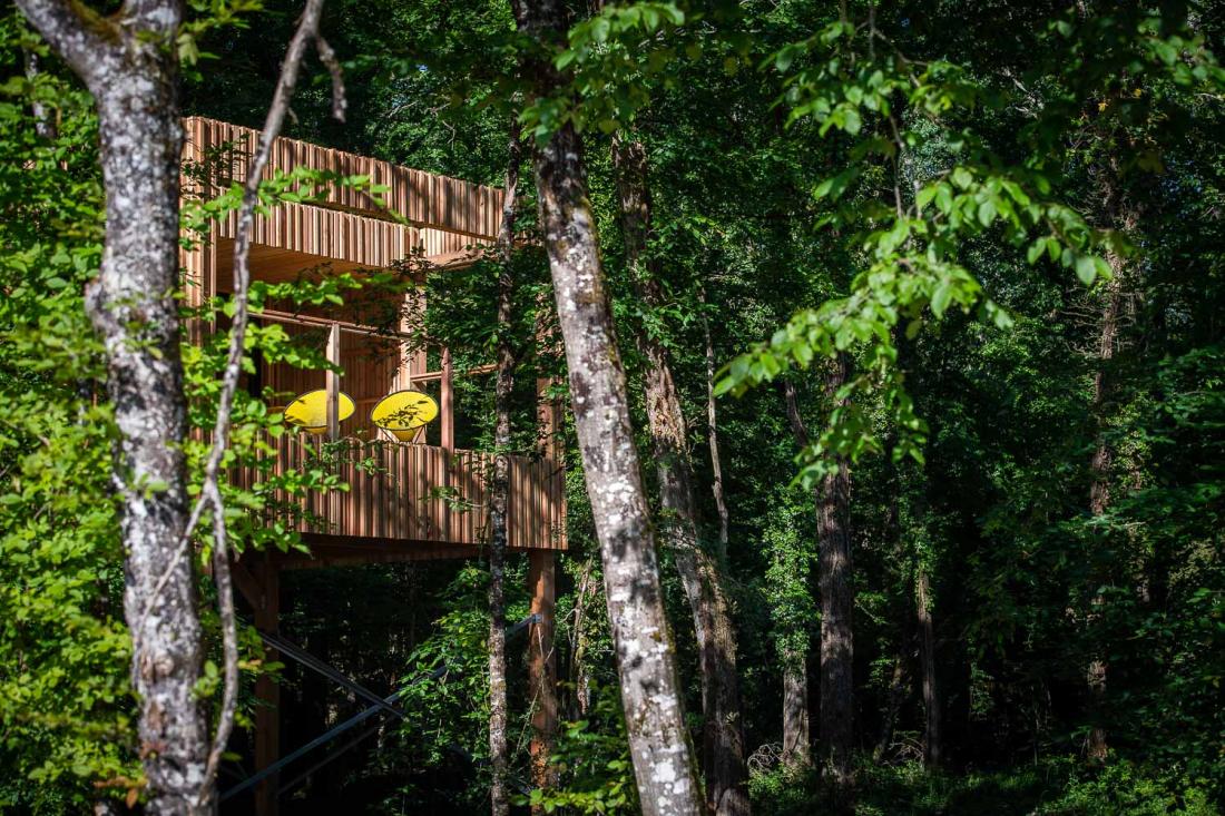 Chaque lodge est perché à quatre mètres de hauteur sur pilotis