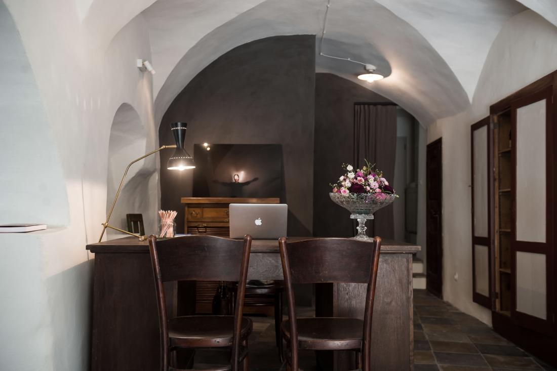 Pénétrer dans le hall, c’est découvrir le passé du lieu, à la fois habitation, scierie, boucherie et moulin au XVIe siècle.