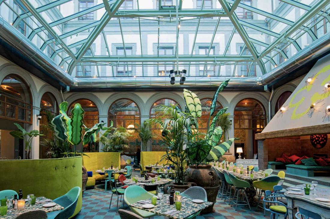 Le restaurant de l’hôtel se trouve dans le Palazzo historique, sous une magnifique coupole en verre 