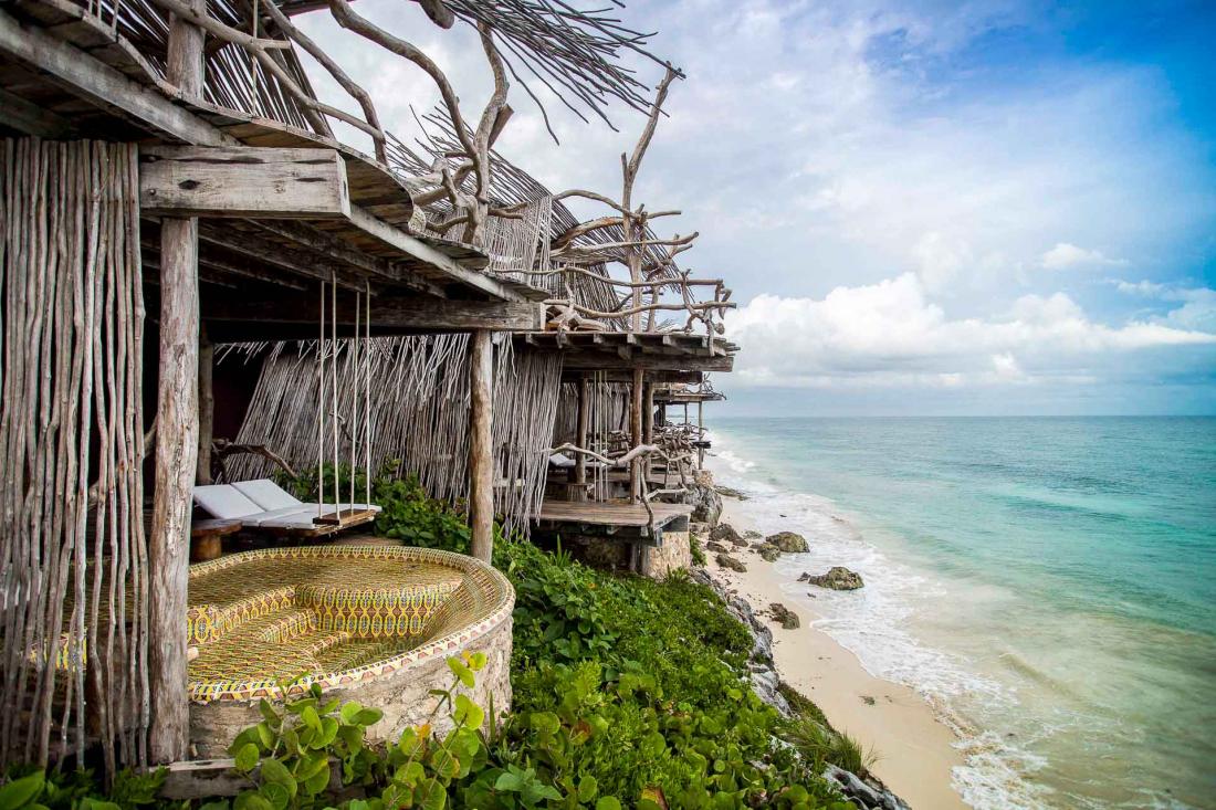 Les 48 villas en matériaux naturels sont réparties dans la jungle et sur le bord de mer.