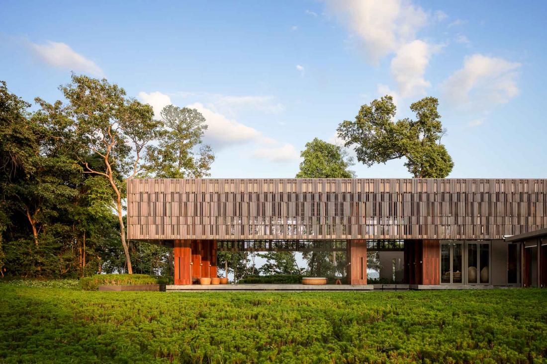 Le lobby s’inspire largement de l’architecture khmer, posé sur une colline luxuriante.