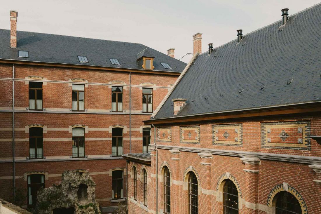 L’édifice néoclassique en brique rouge est typique de l’architecture historique belge.