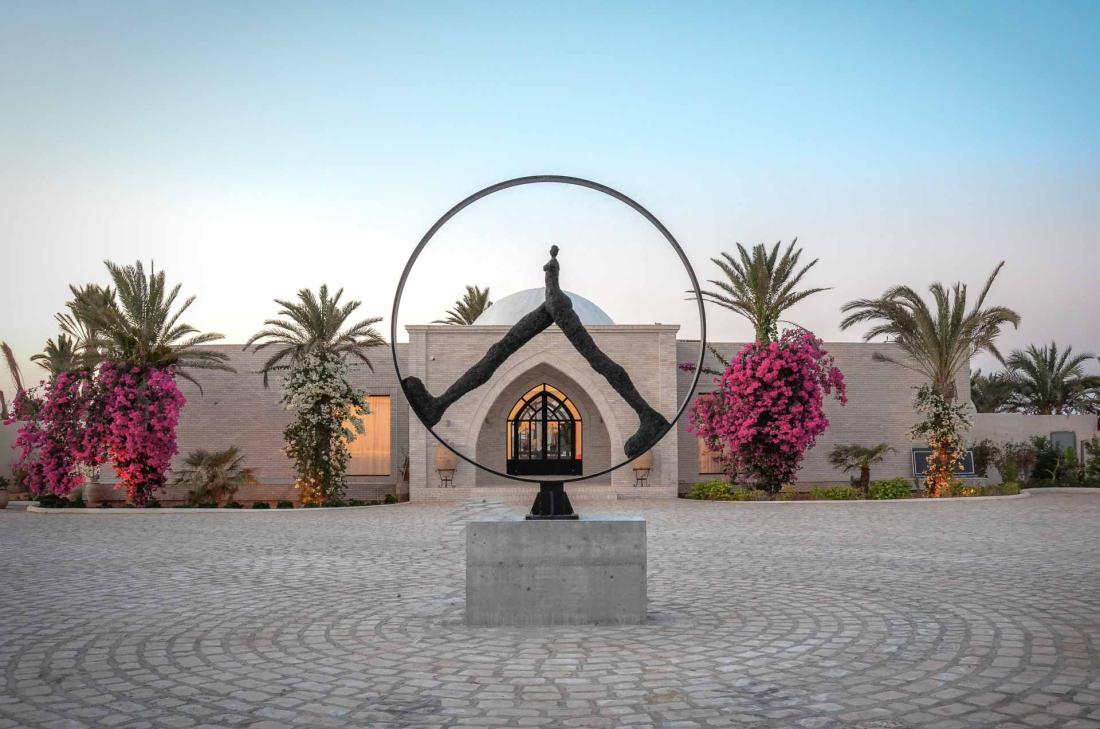 La maison d’hôtes au Sud de la Tunisie expose à l’entrée une sculpture de Nathalie Decoster