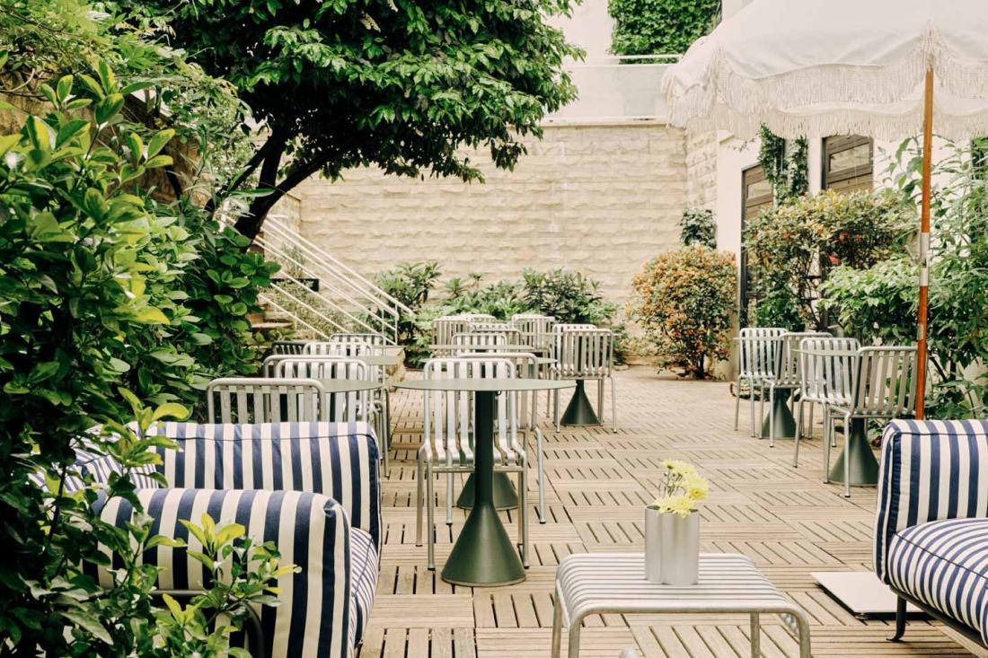 Le Jardin Public, une terrasse aménagée sur deux niveaux reliés par une cascade, est accessible à tous, aux clients, aux habitants du quartier