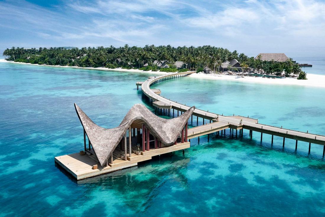 Tout juste débarqués, le lobby au-dessus de l’eau accueille les visiteurs avec son toit en forme de raie manta.