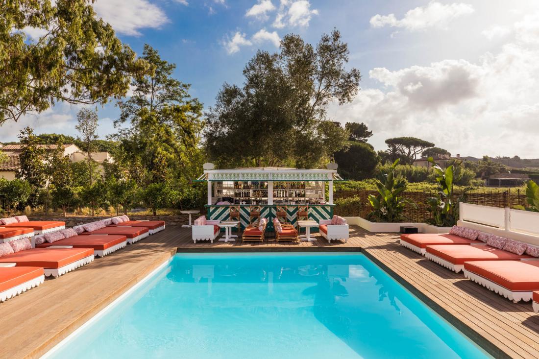 La piscine de l’hôtel apparaît derrière une rangée de jardinières