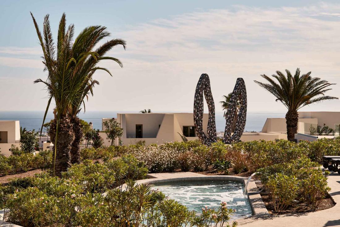 L’hôtel suit la pente naturelle du sol, comme un jardin qui s’écoule le long d’un volcan