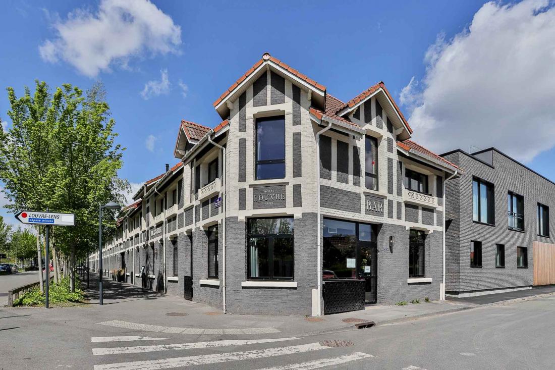 Un badigeon de chaux noire donne une unité aux anciennes maisons minières.
