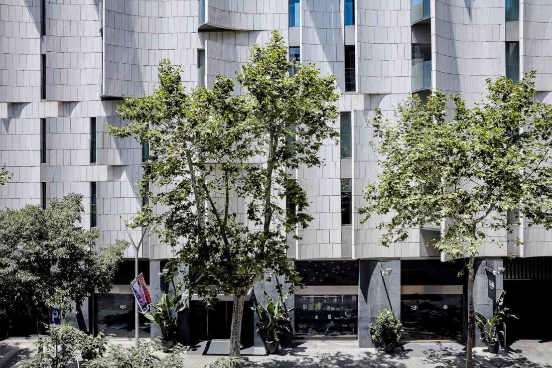 La façade si particulière du studio Capella Garcia ouvre le rez-de-chaussée sur la rue par de grandes baies.