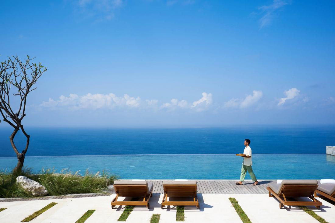La vue panoramique depuis la piscine principale embrase les eaux turquoises de l’Océan Indien.