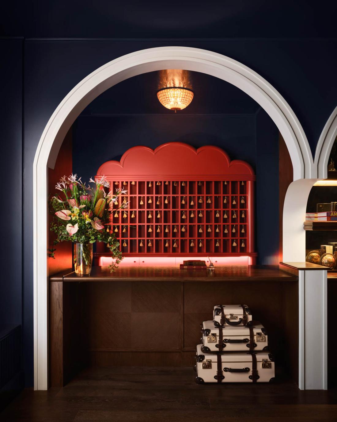 Symétrie, couleurs, détails rétro… Dans le lobby, le mur de clés s’inspire de l’esthétique des films de Wes Anderson