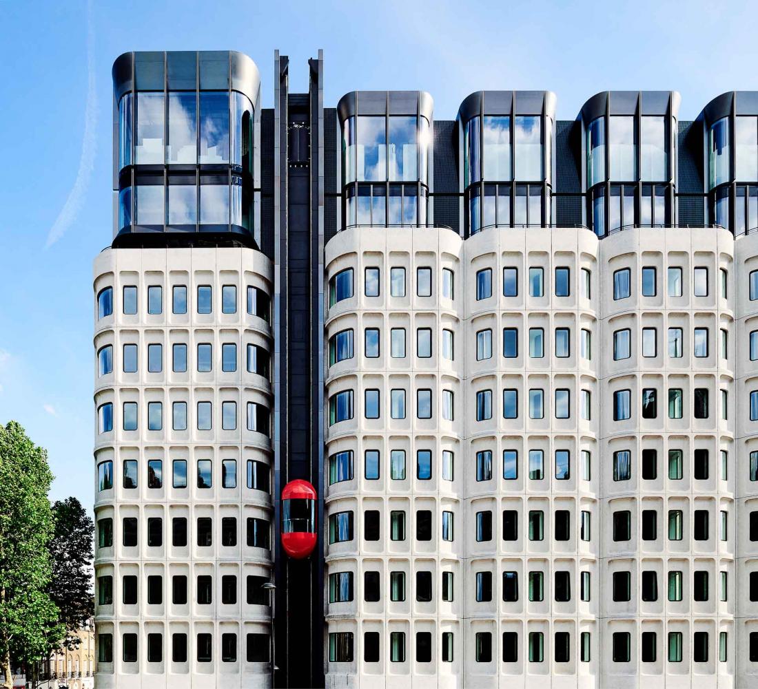 L’ascenseur rouge sur la façade permet de se rendre directement au restaurant panoramique.