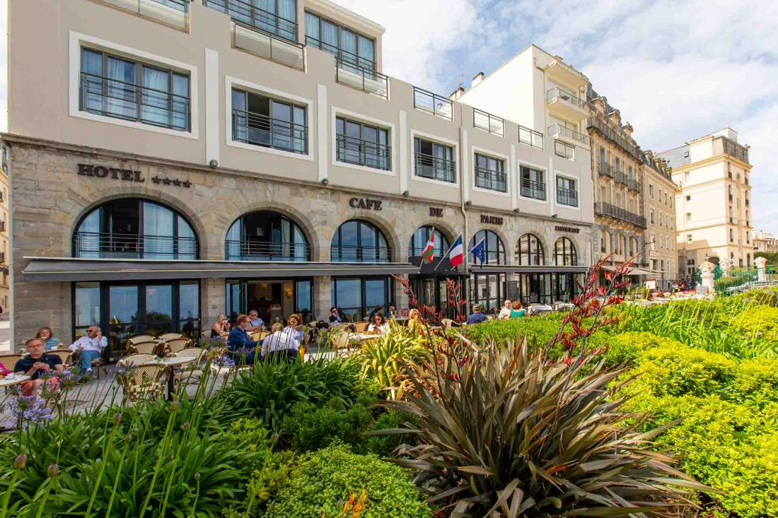 Aux beaux jours, une terrasse permet de profiter du soleil