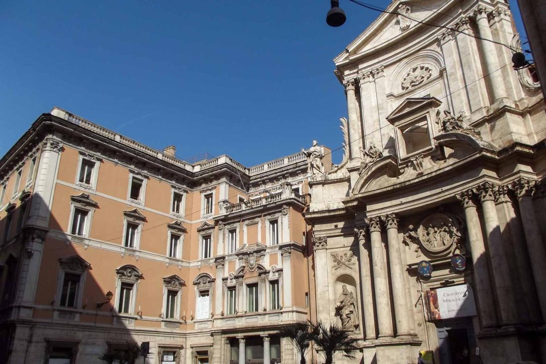 L’hôtel se situe au coeur du vieux Rome, à proximité immédiate de l’église San Marcello
