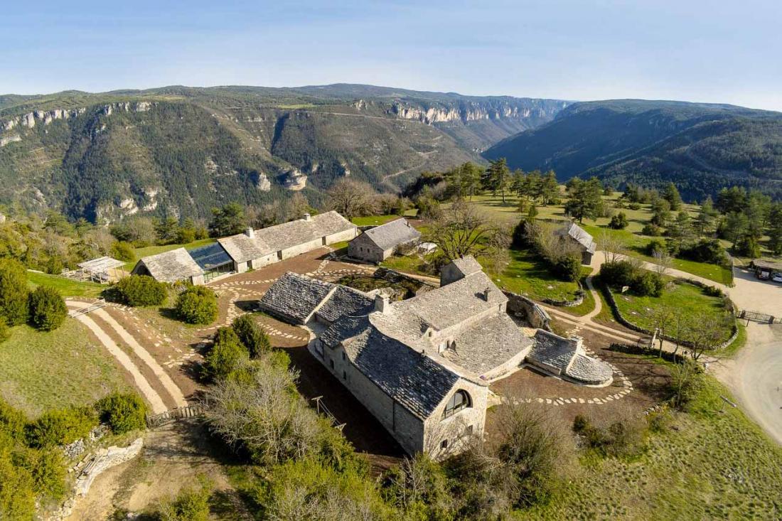 D’abord ferme caussenarde puis gîte pour randonneur, les bâtiments ont été rénovés par des artisans locaux D’abord ferme caussenarde puis gîte pour randonneur, les bâtiments ont été rénovés par des artisans locaux