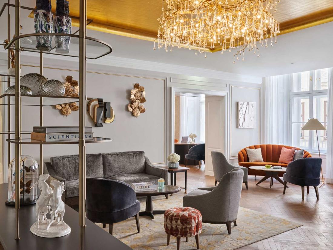 L’élégance et l’attention au détail de Rosewood se ressentent dès le lobby L’élégance et l’attention au détail de Rosewood se ressentent dès le lobby