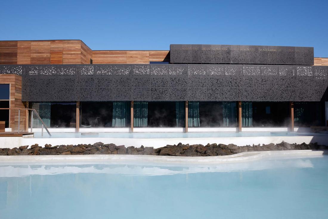 Le bâtiment est comme posé sur le lagon aux eaux bienfaitrices.