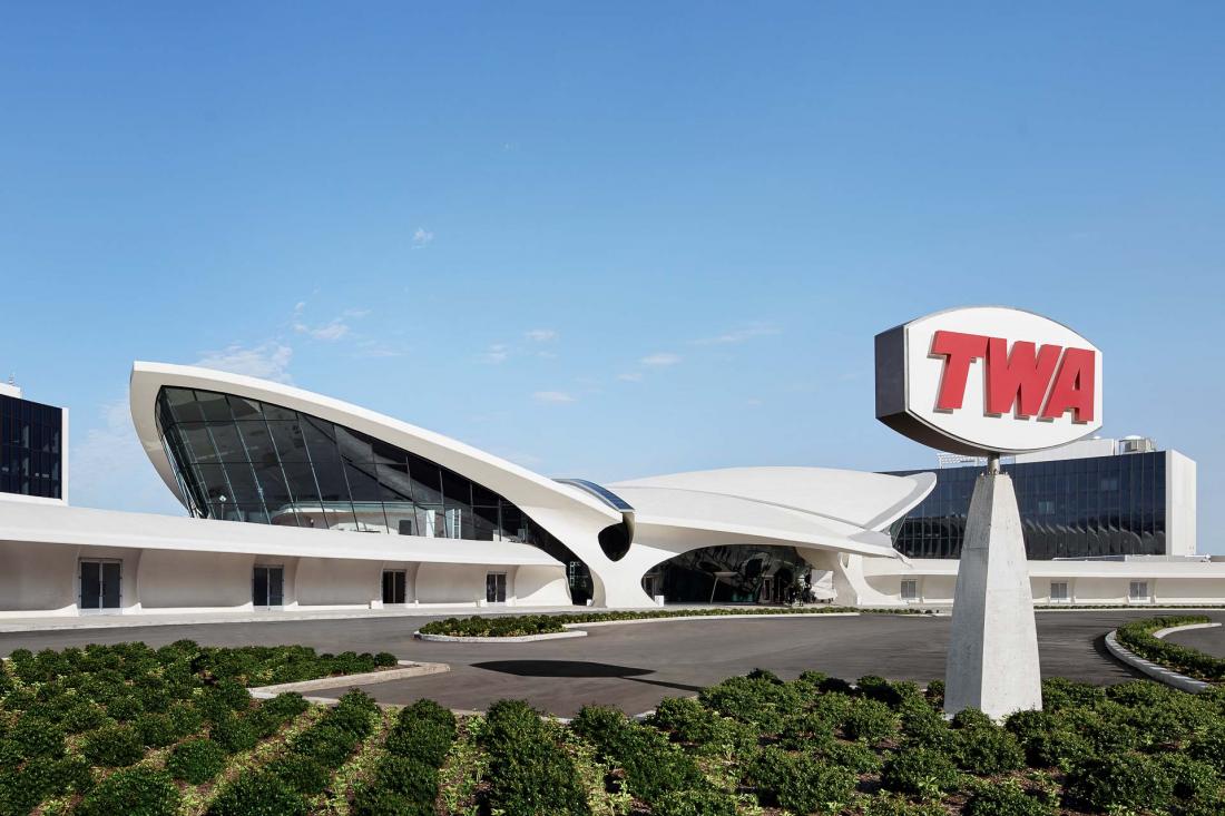 Deux nouvelles ailes entourent le terminal historique d’Eero Saarinen.