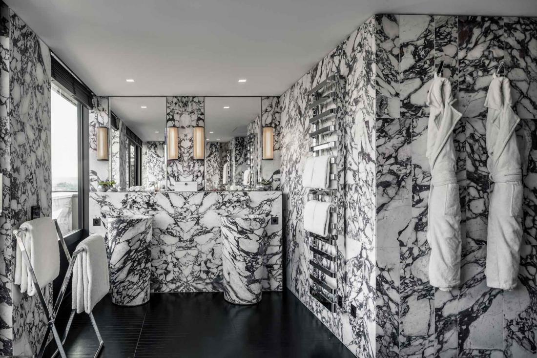 Débauche de marbre taillé géométriquement dans la salle de bain