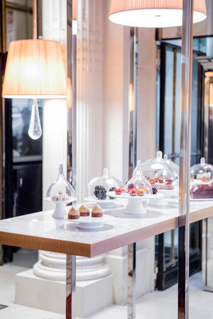 Le chariot à pâtisseries aux lignes claires fait écho aux chariots en cuivre rosé du restaurant gastronomique