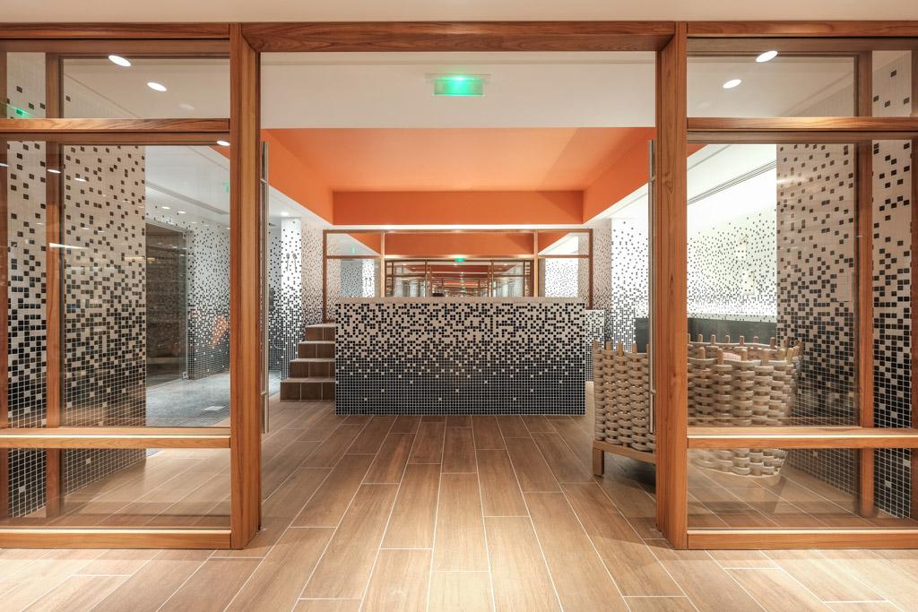 Le Renaissance Paris République dispose en son sous-sol d’un spa signé en partenariat avec la maison Sothys