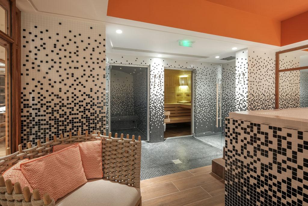 Fitness, cabines de soin avec lits de sable, sauna, hammam, jacuzzi sont au programme