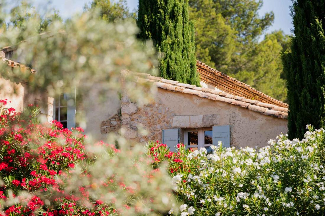 Le boutique-hôtel abrite une place de village provençal avec sa fontaine traditionnelle