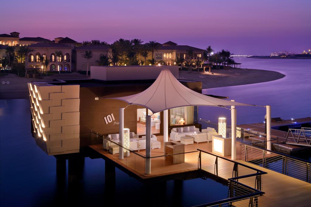 Le 101 Dining Lounge & Bar, avec accès direct depuis la marina privée de l’hôtel, est peut-être le plus emblématique des restaurants du One&Only The Palm