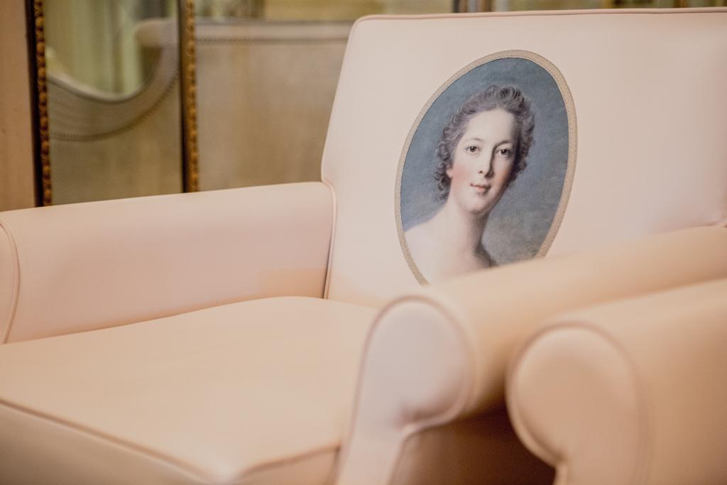 Sur les fauteils de la Galerie, des portraits en médaillon de personnalités du 18e siècle. Ou comment Starck s’amuse avec l’histoire mythique du Meurice