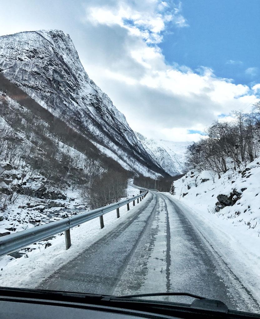 Le lendemain matin, on file en voiture vers le charmant village d’Undredal