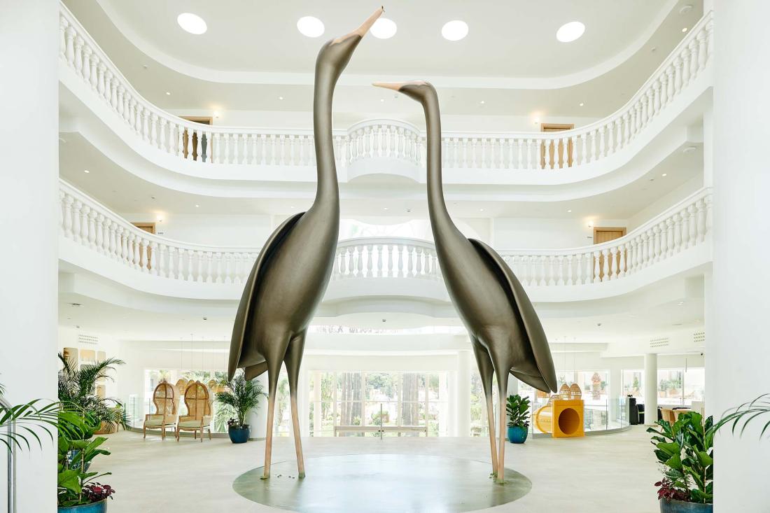 Dans le hall, les deux immenses oiseaux rappellent que l’aire naturelle protégée voisine est un paradis pour les ornithologues Dans le hall, les deux immenses oiseaux rappellent que l’aire naturelle protégée voisine est un paradis pour les ornithologues