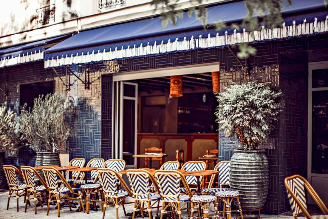 La terrasse du Babel sur une rue piétonne 