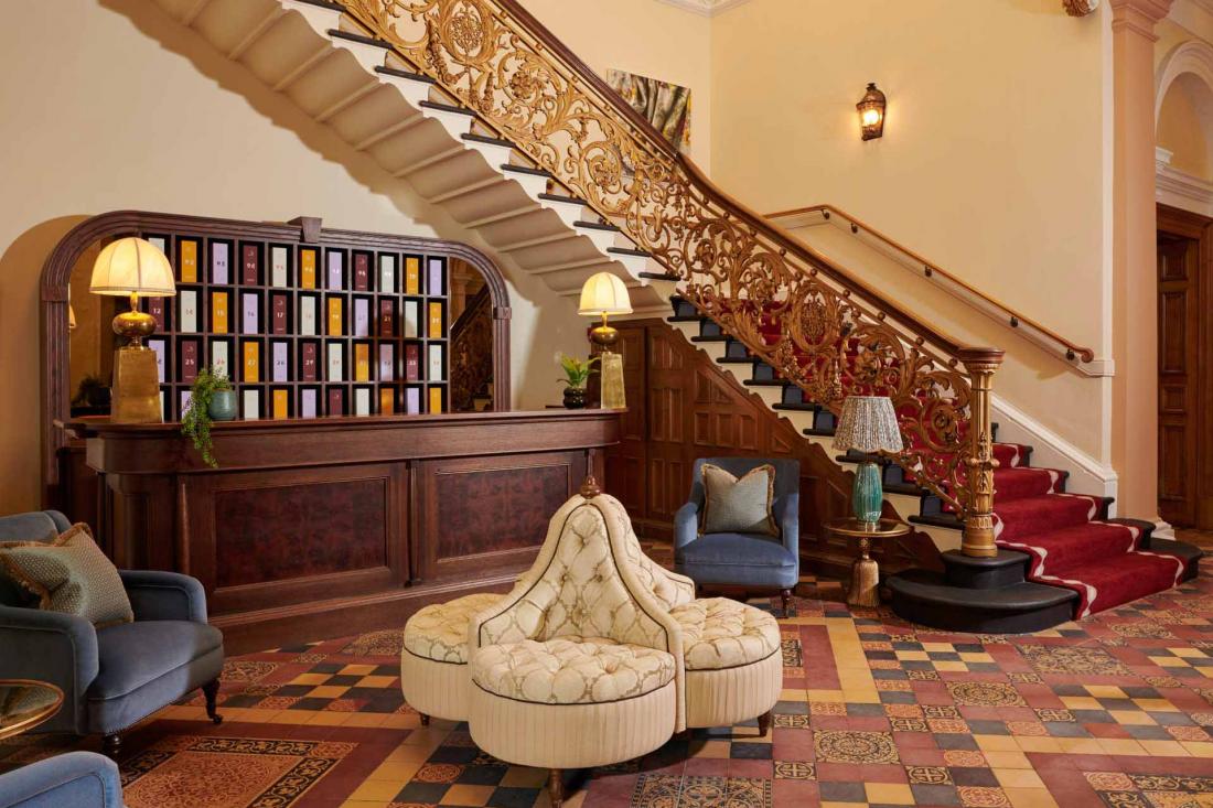 Dans le lobby se mêlent grandeur de l’époque victorienne et détails Art déco comme le comptoir Dans le lobby se mêlent grandeur de l’époque victorienne et détails Art déco comme le comptoir